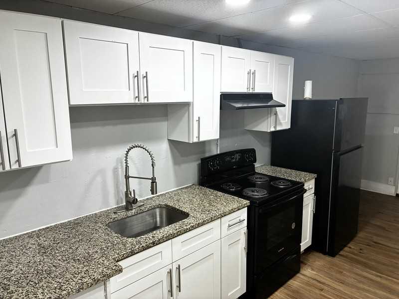 2146 Inwood Ter - Photo 2 of 9