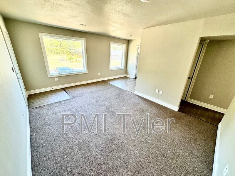 1816 W Oakwood St - Photo 2 of 24