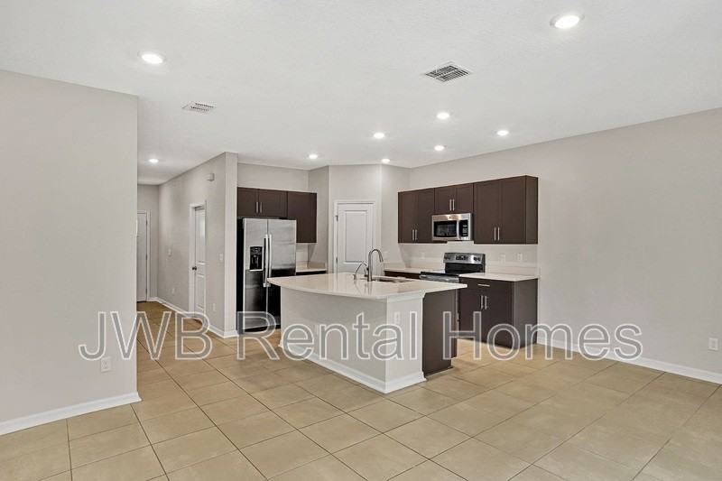 330 Annies Place - Photo 4 of 16