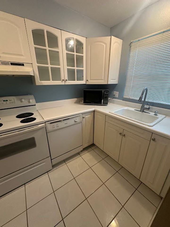 621 W Indiana Ave - Photo 2 of 10