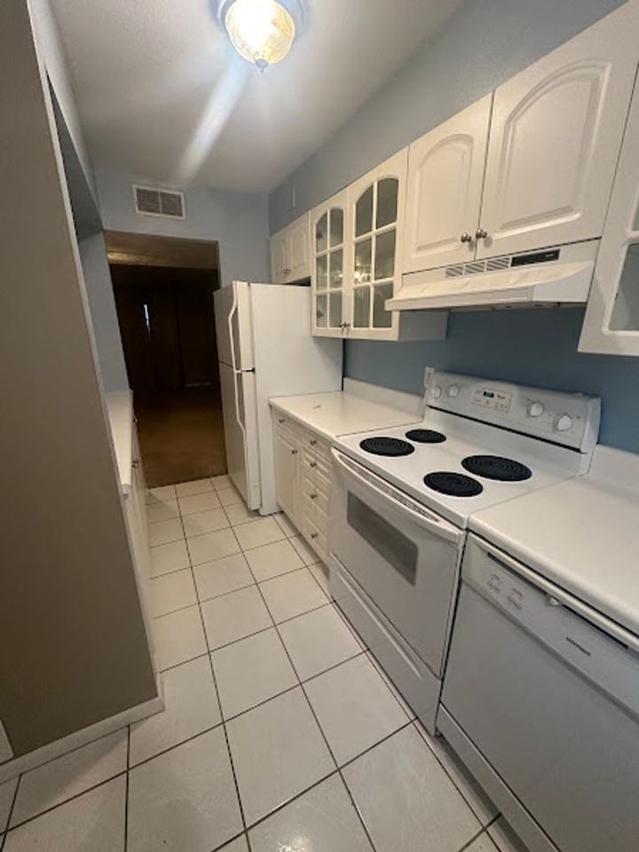 621 W Indiana Ave - Photo 3 of 10