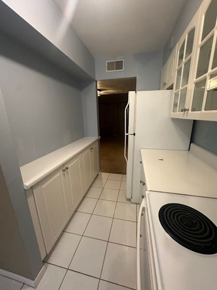 621 W Indiana Ave - Photo 4 of 10