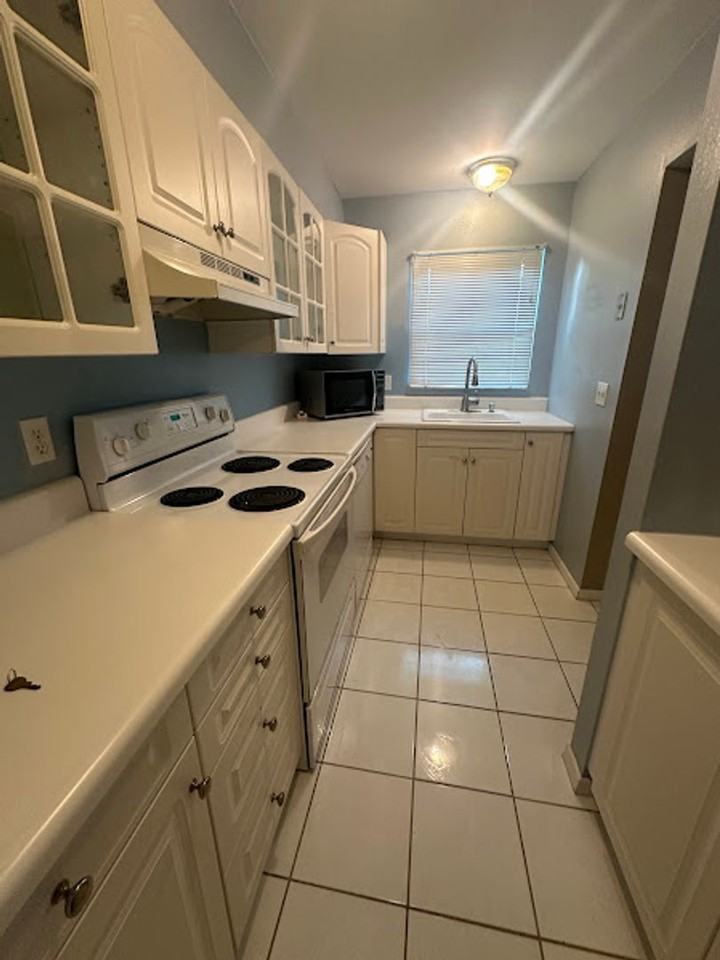 621 W Indiana Ave - Photo 6 of 10