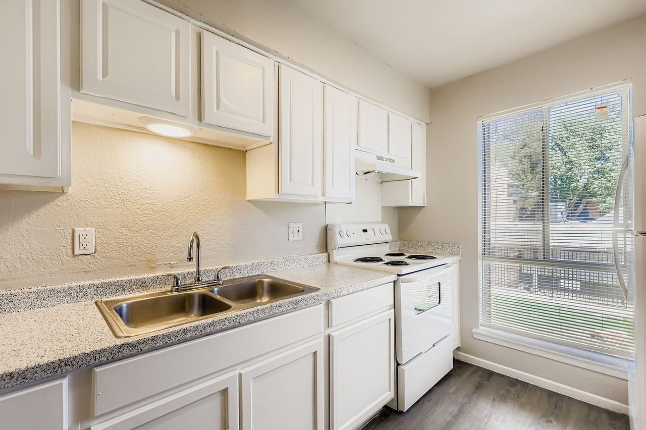 Alma North Plaza - Photo 7 of 23