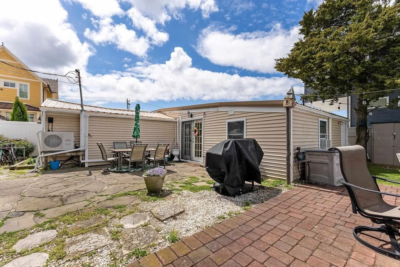 302 Atlantic Ave - Photo 3 of 6