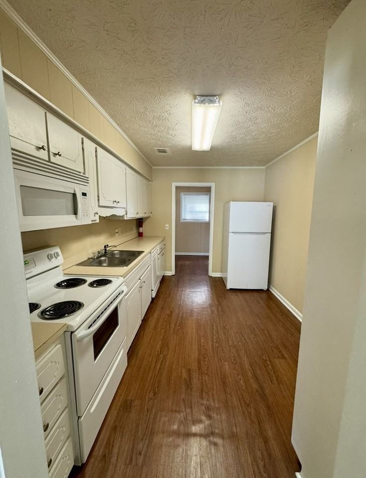 484 E University Dr - Photo 5 of 9