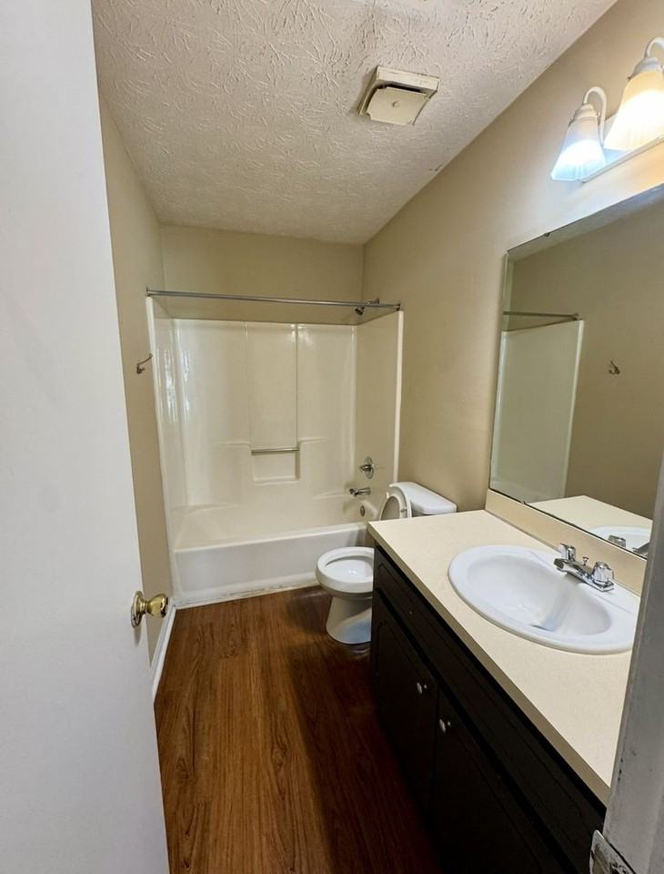 484 E University Dr - Photo 7 of 9