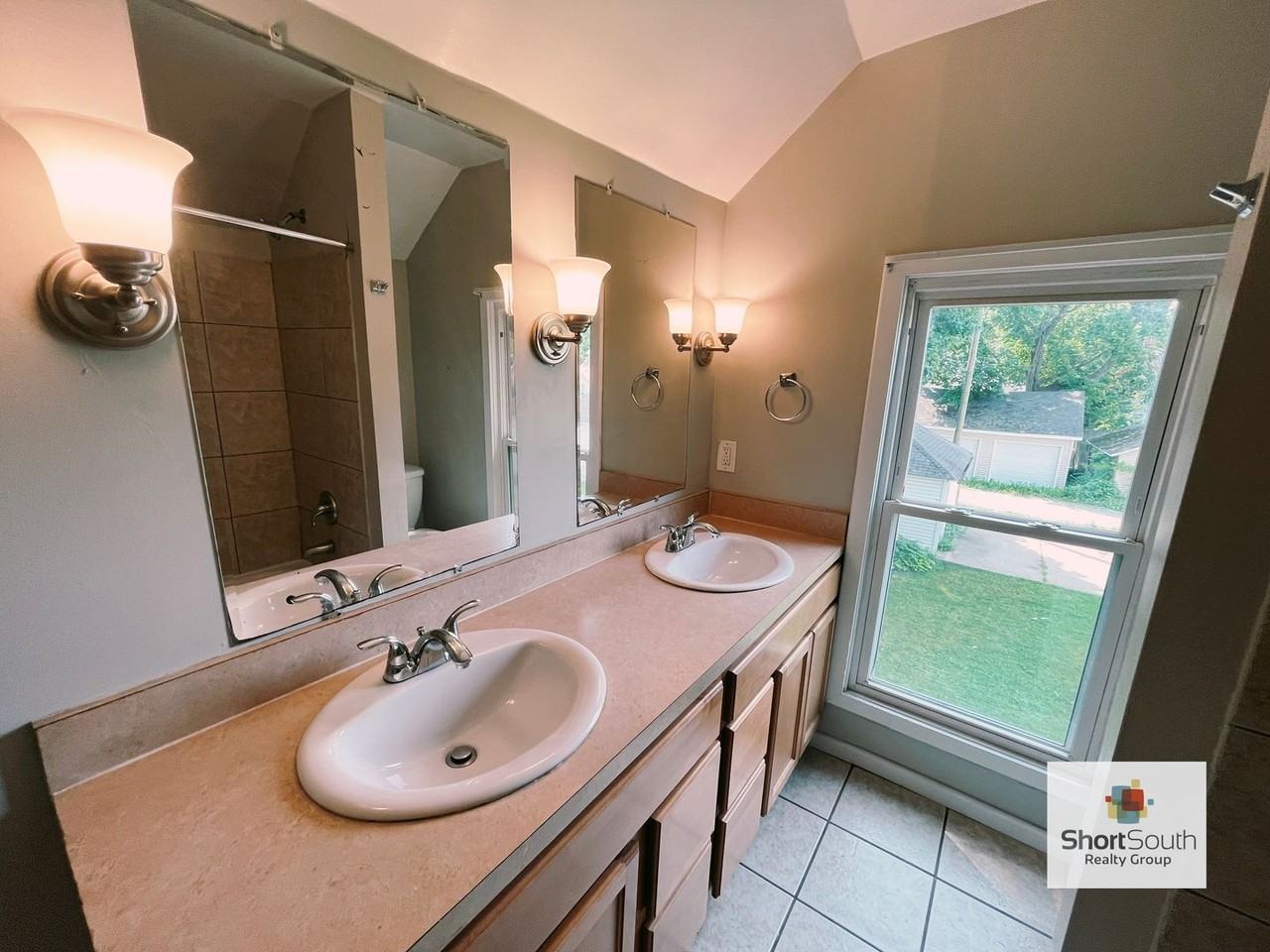 1010 Watson St Sw - Photo 4 of 15