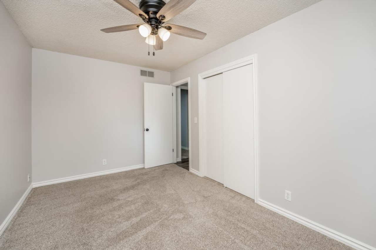 524 E Campus St - Photo 3 of 17