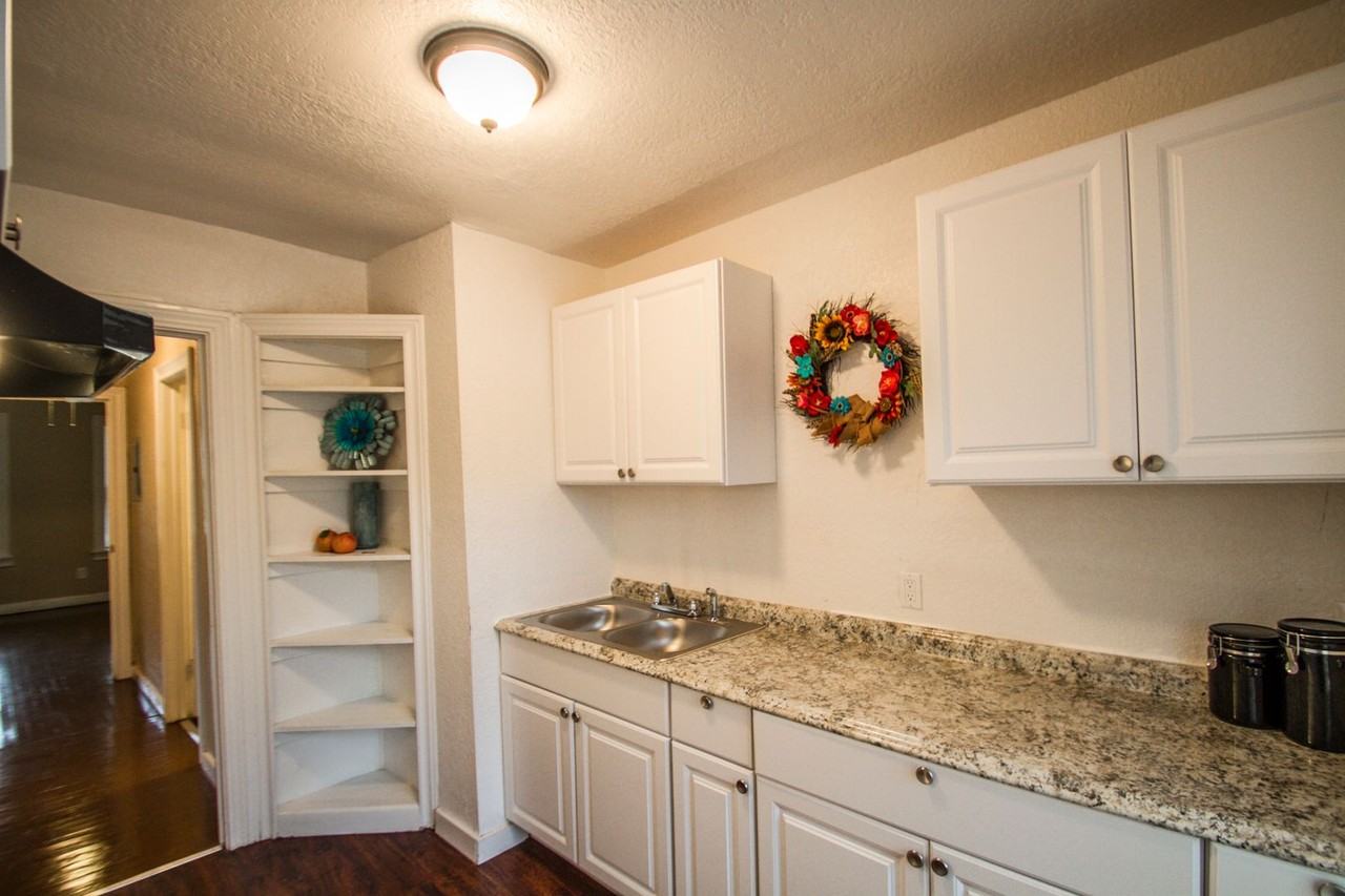 932 Poinsettia - Photo 3 of 20