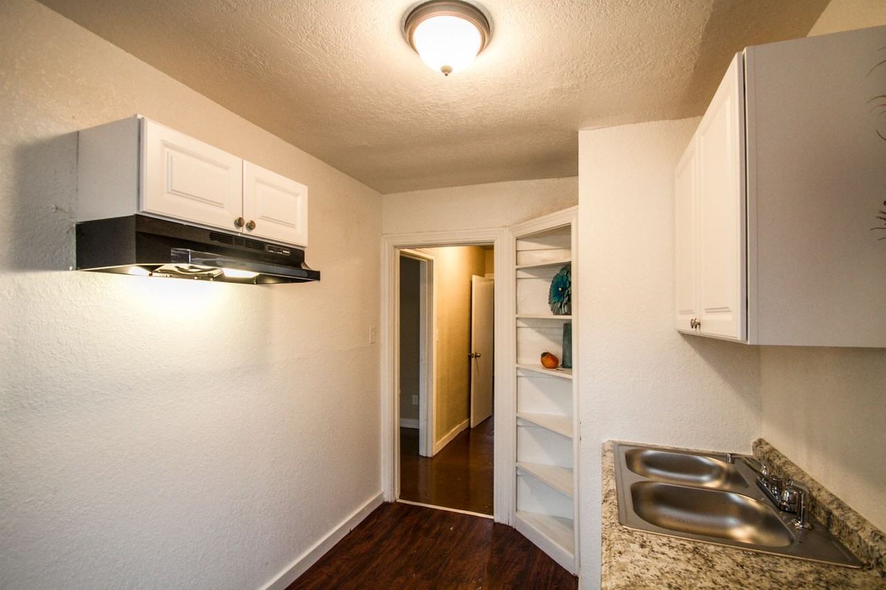 932 Poinsettia - Photo 4 of 20