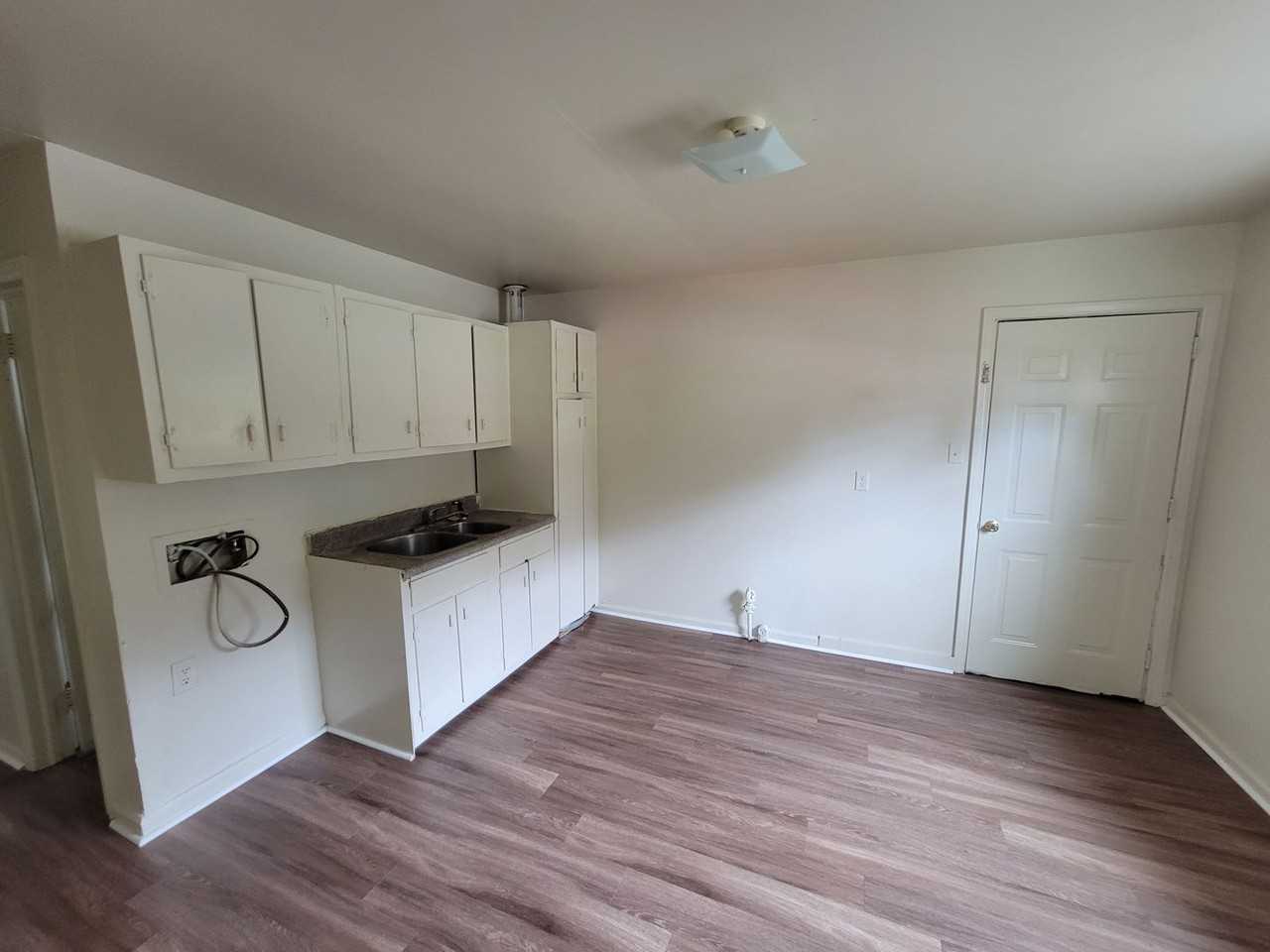 701 Pine St Apt D - Photo 3 of 7