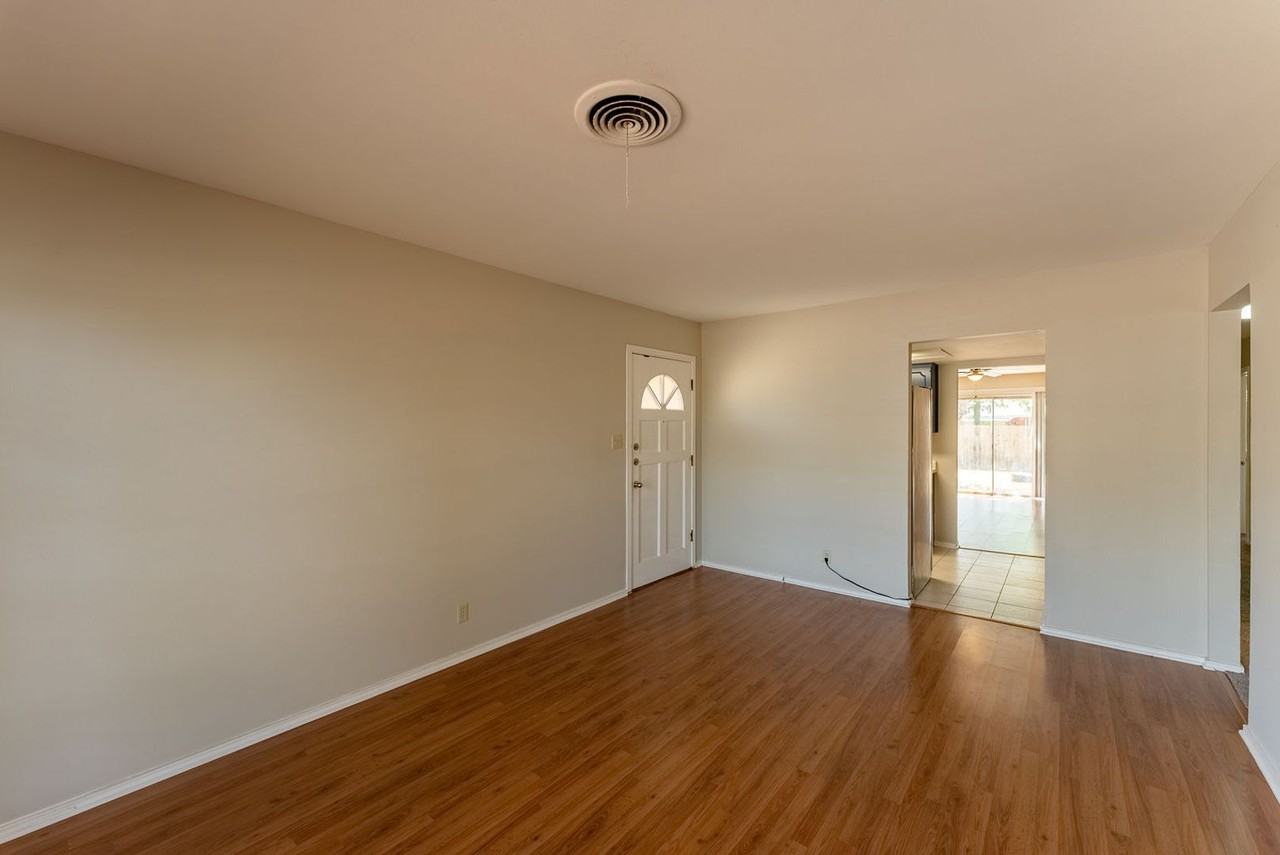 6901 Deborah Dr - Photo 7 of 27