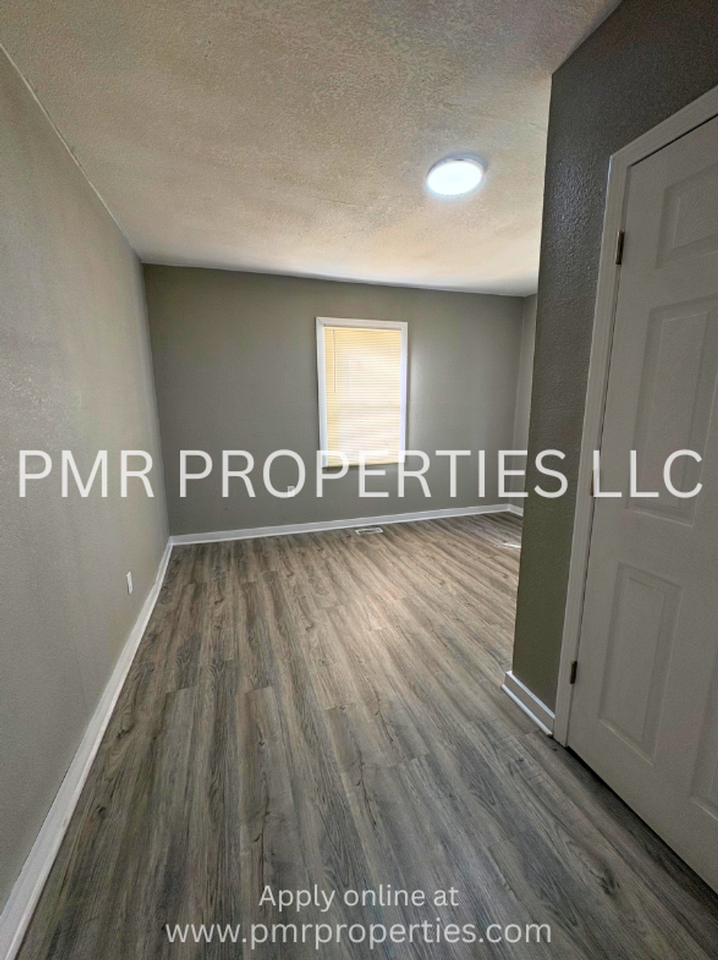 2429 S 10th St - Photo 4 of 8