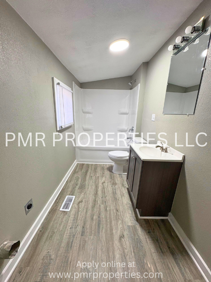 2429 S 10th St - Photo 6 of 8