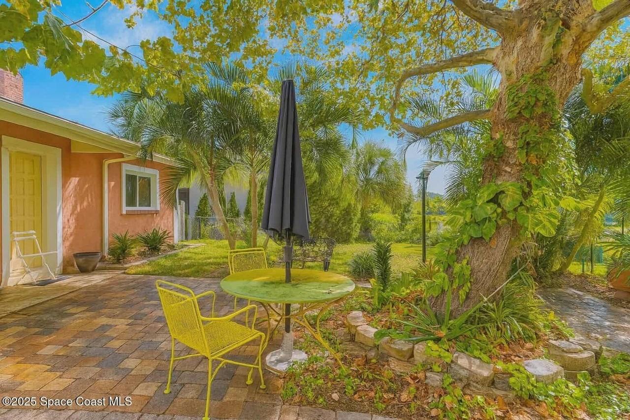 1112 Broadmoor Dr - Photo 2 of 9