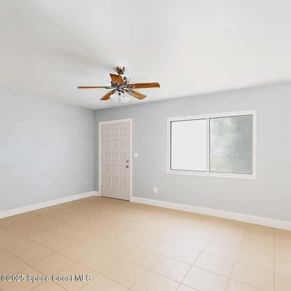 1112 Broadmoor Dr - Photo 3 of 9