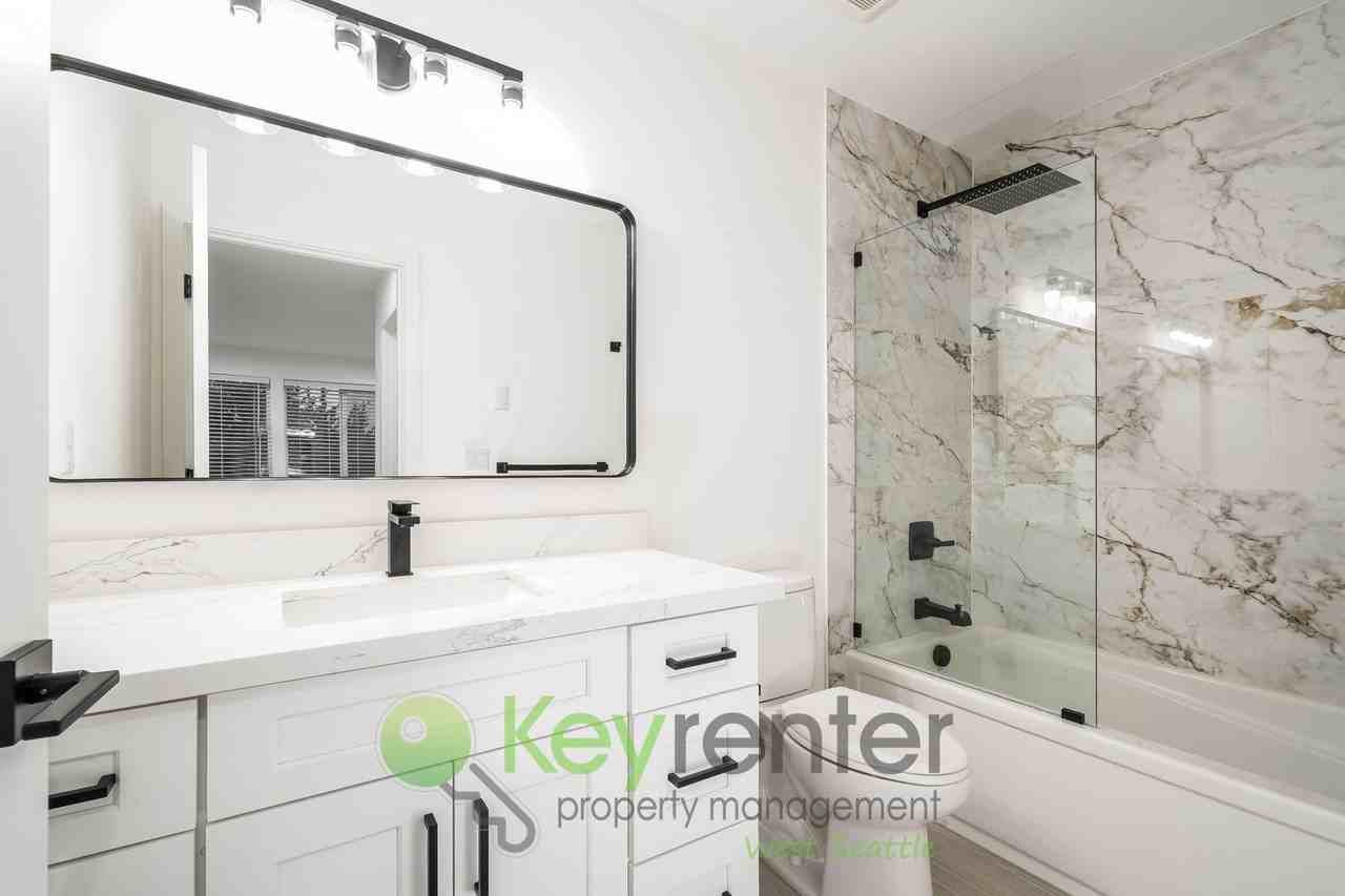 1042 S Director St - Photo 4 of 34