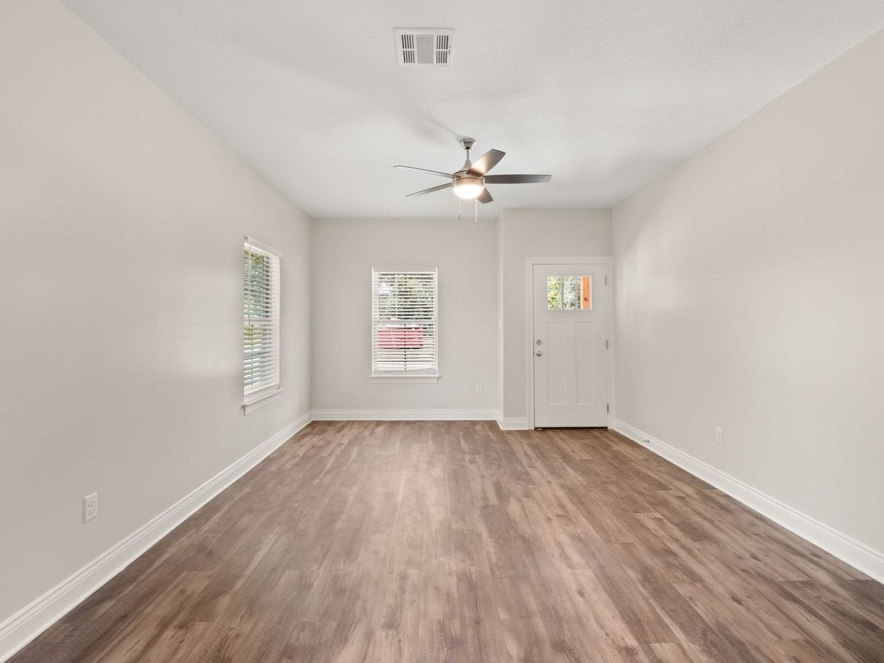 South Division St. 404 - Photo 2 of 16