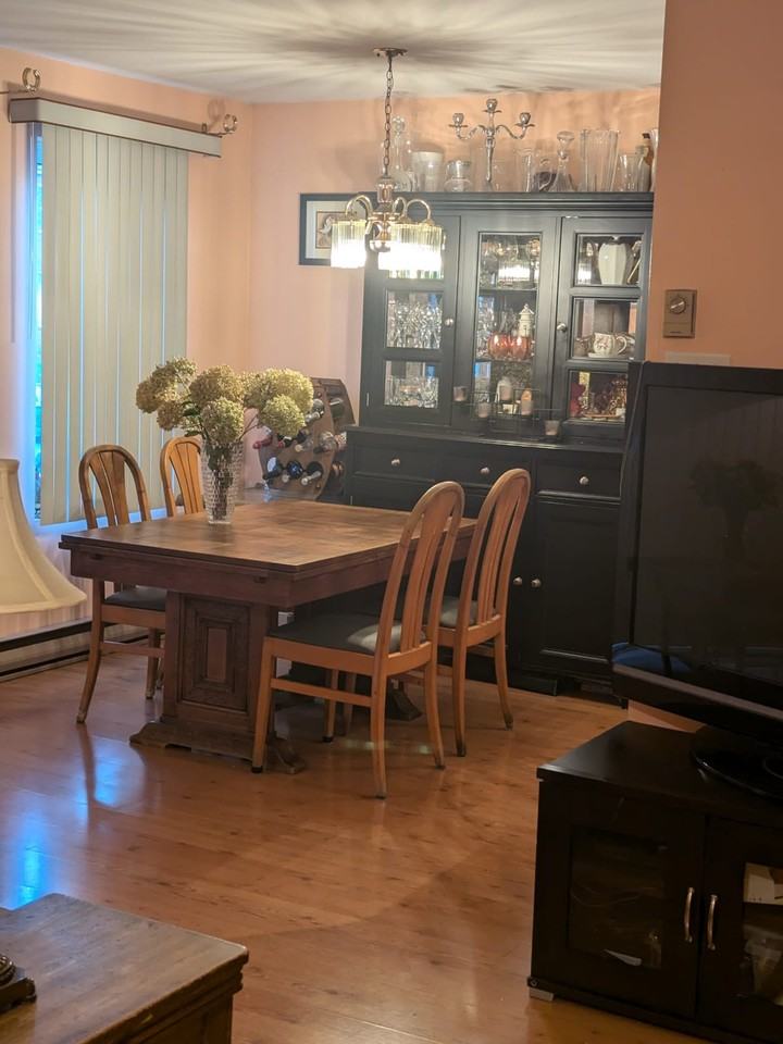 2625 Avenue Aird #202 - Photo 3 of 10