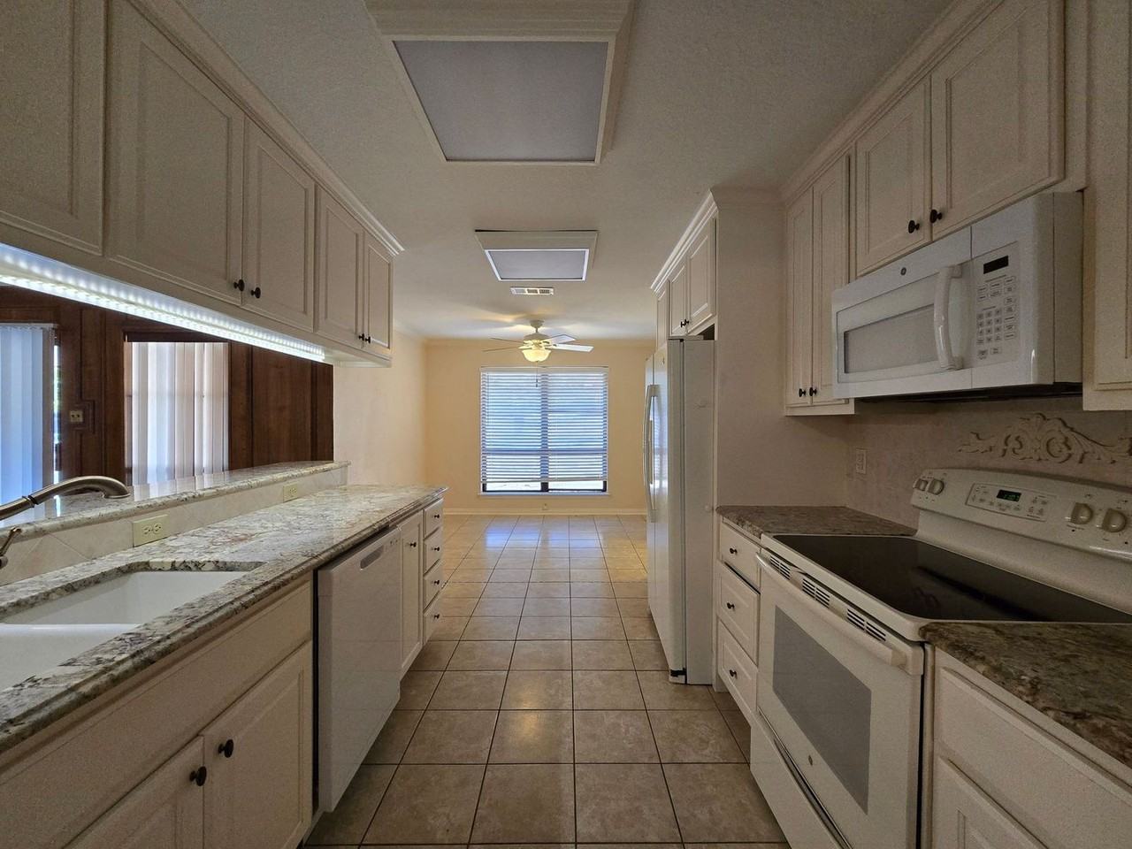 2116 Chinaberry Cir - Photo 3 of 28