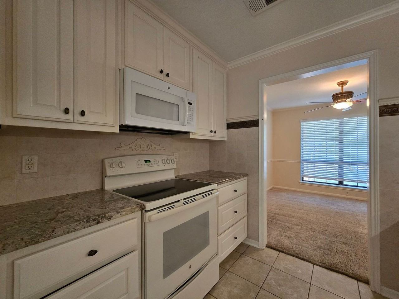 2116 Chinaberry Cir - Photo 4 of 28