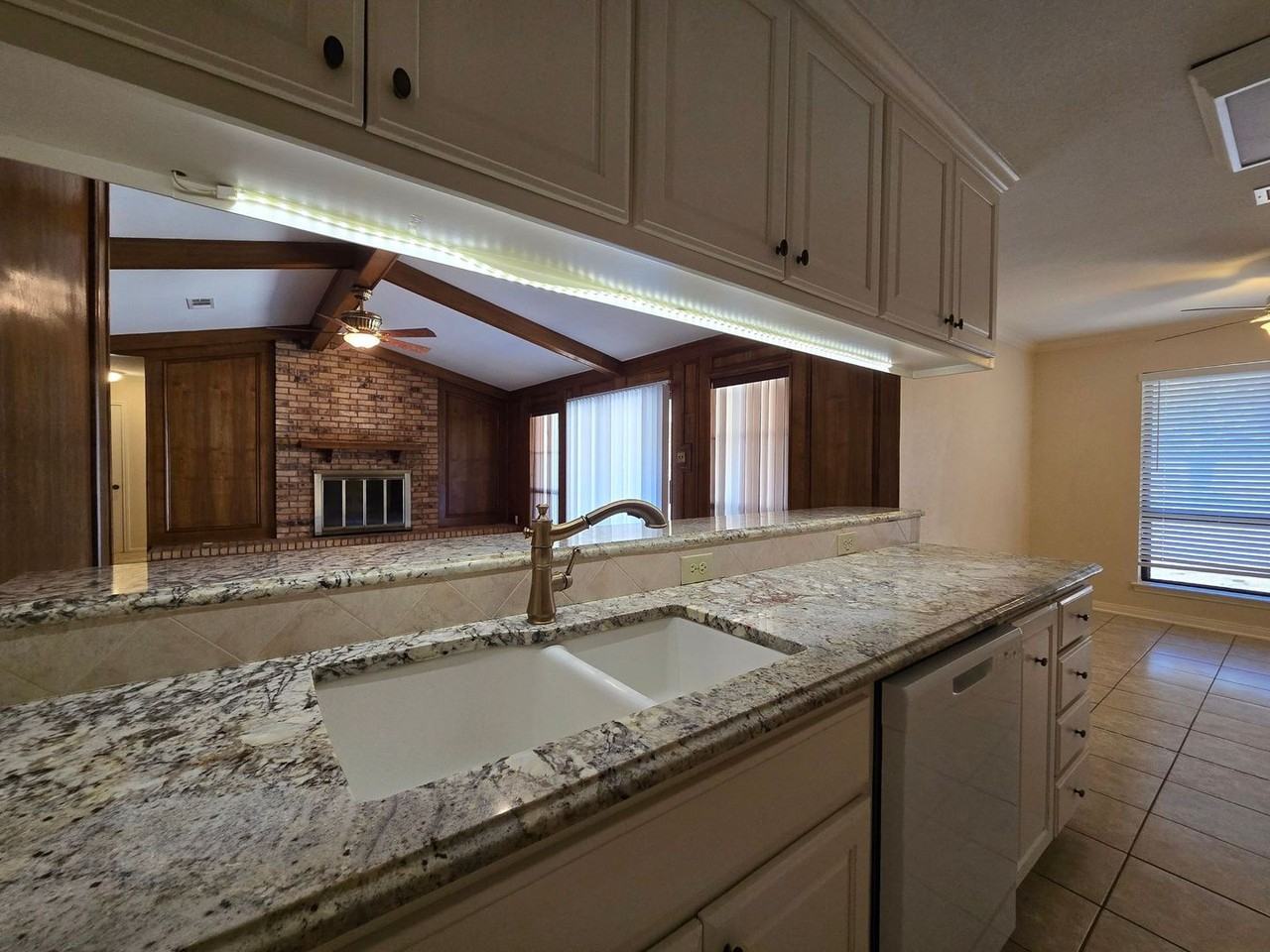 2116 Chinaberry Cir - Photo 5 of 28