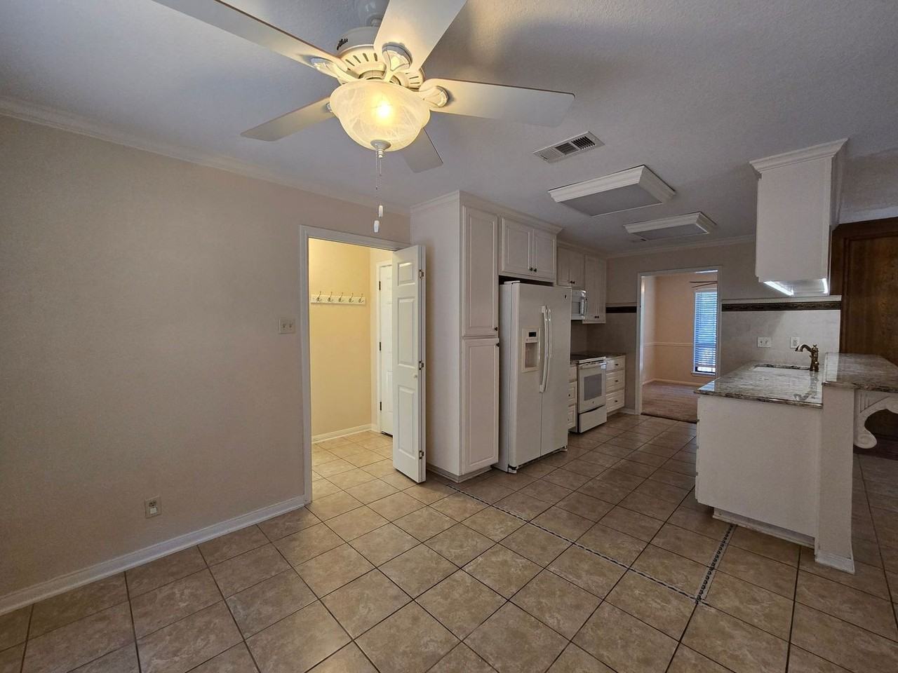 2116 Chinaberry Cir - Photo 6 of 28