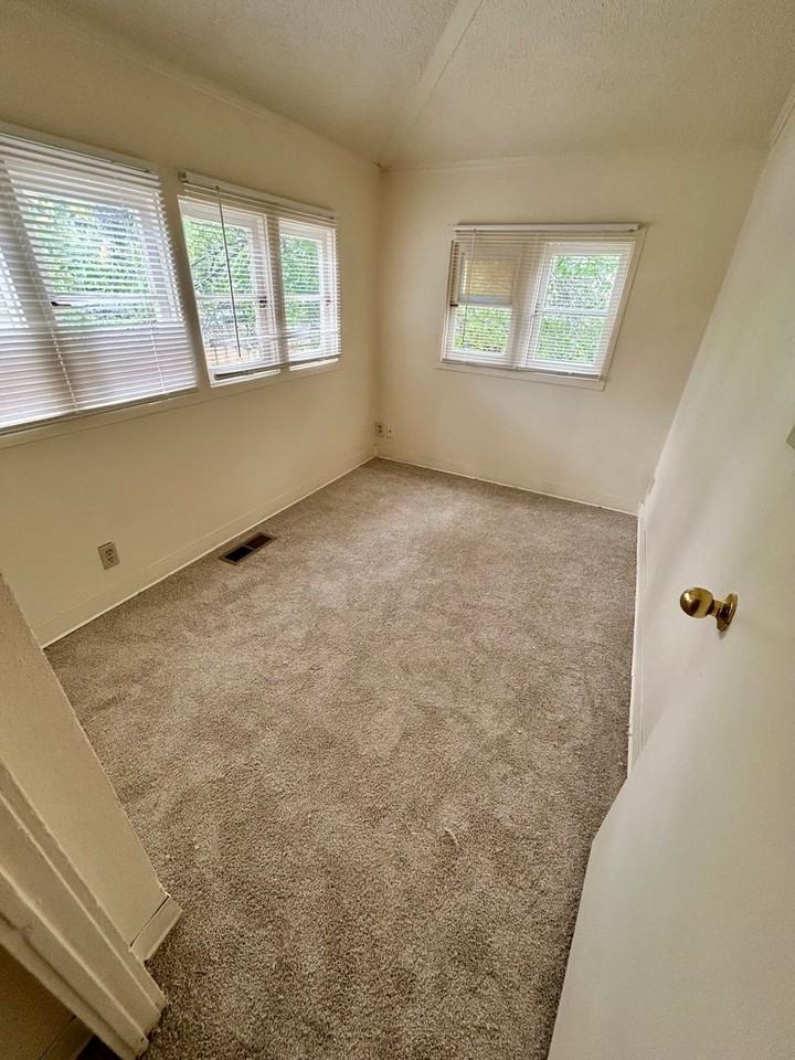 539 E 5th St - Photo 6 of 12