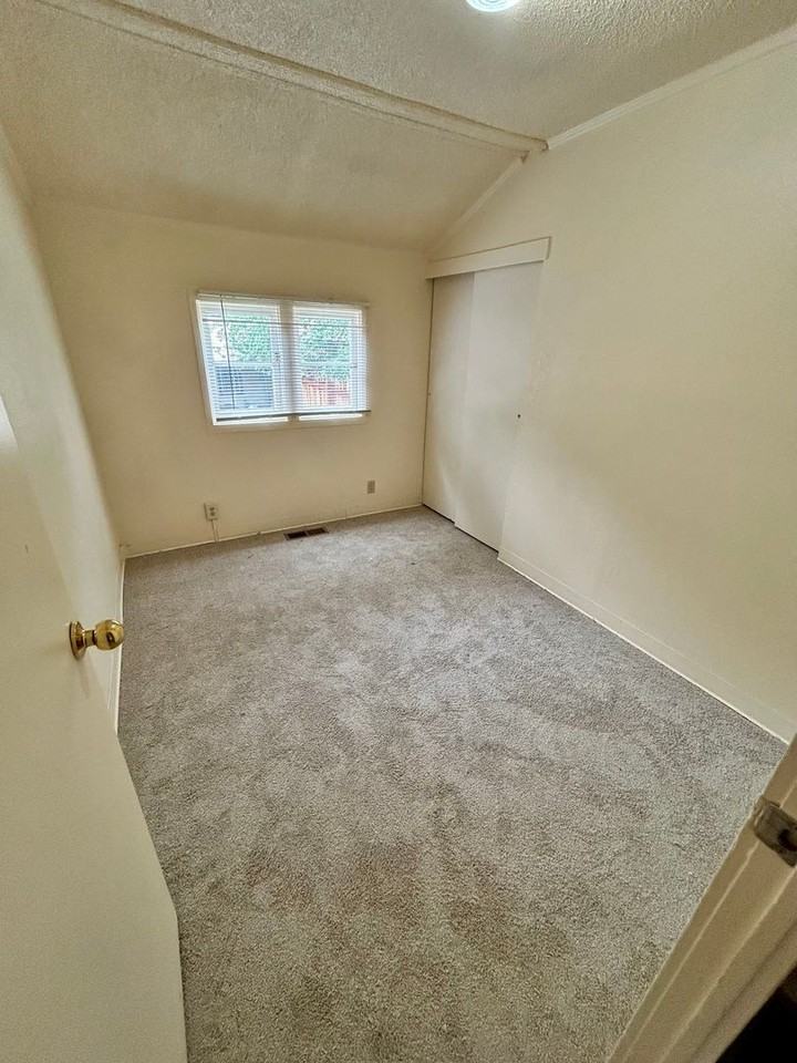 539 E 5th St - Photo 7 of 12