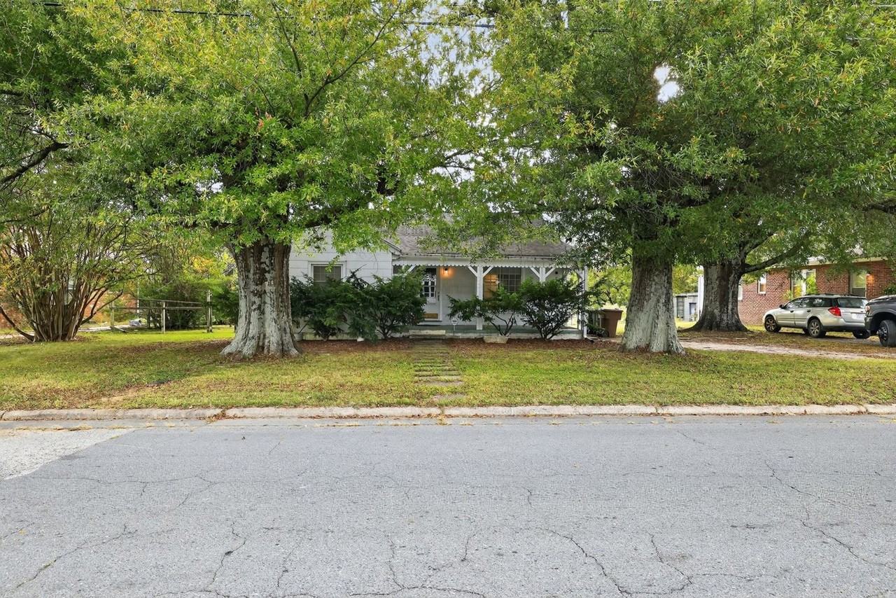 1106 Elwell Ave - Photo 3 of 29