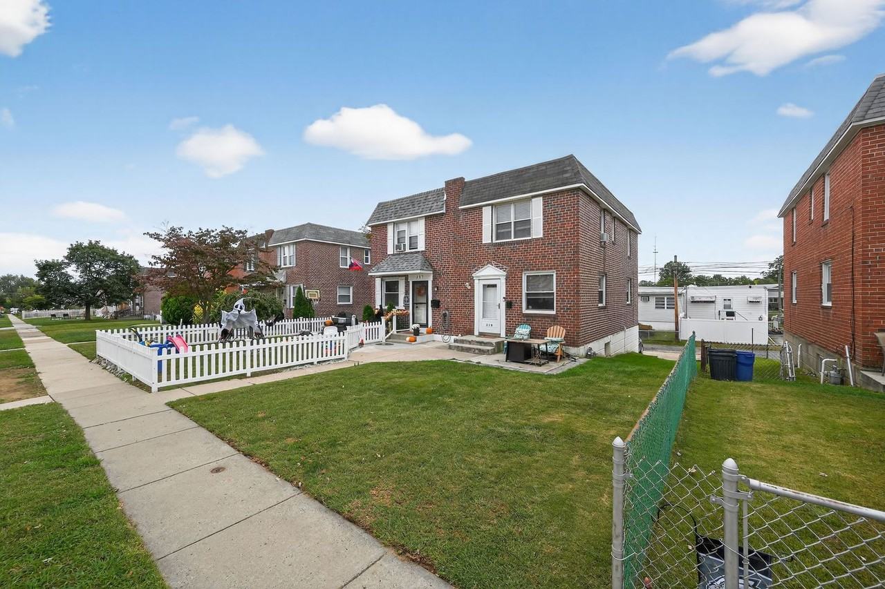 215 Lynn Rd - Photo 2 of 30