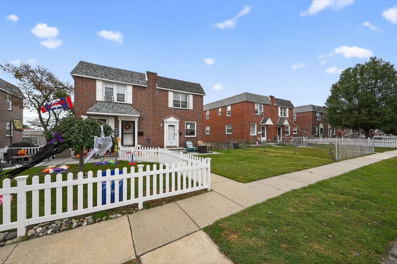 215 Lynn Rd - Photo 3 of 30