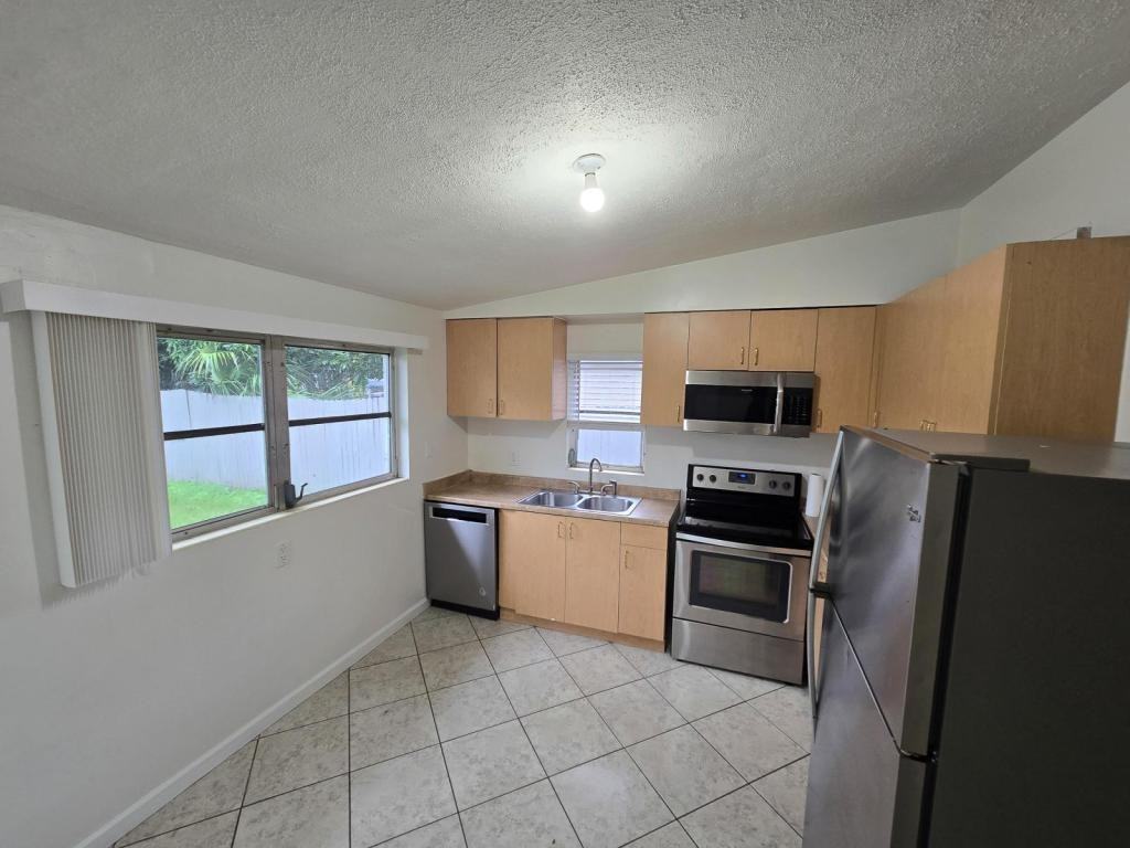 917 Fremont Ave - Photo 5 of 19