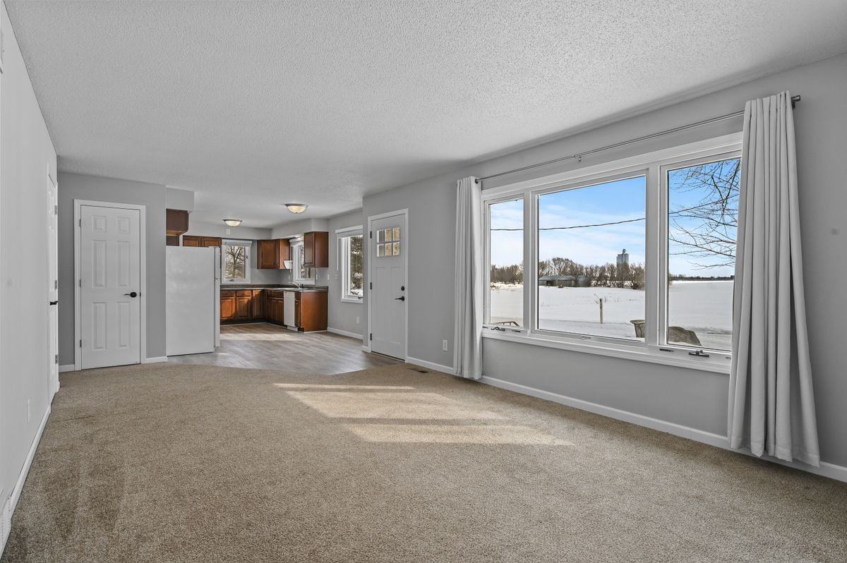 9402 65th St Ne - Photo 4 of 34