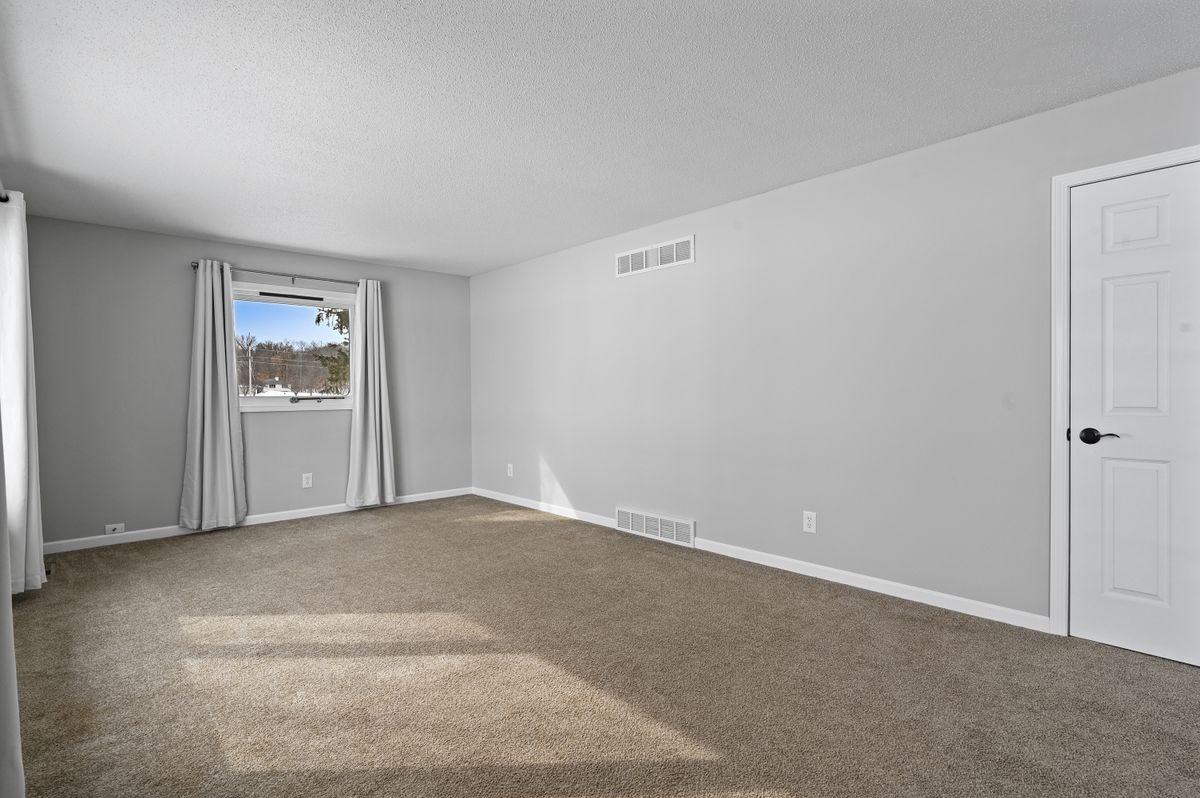 9402 65th St Ne - Photo 6 of 34