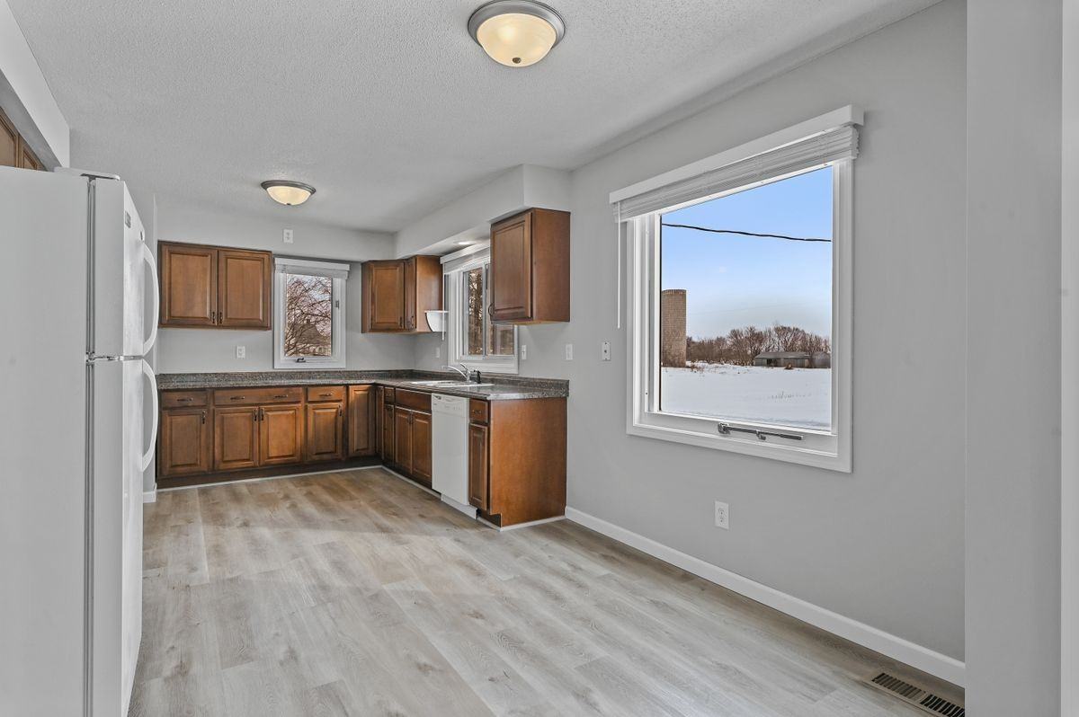 9402 65th St Ne - Photo 7 of 34