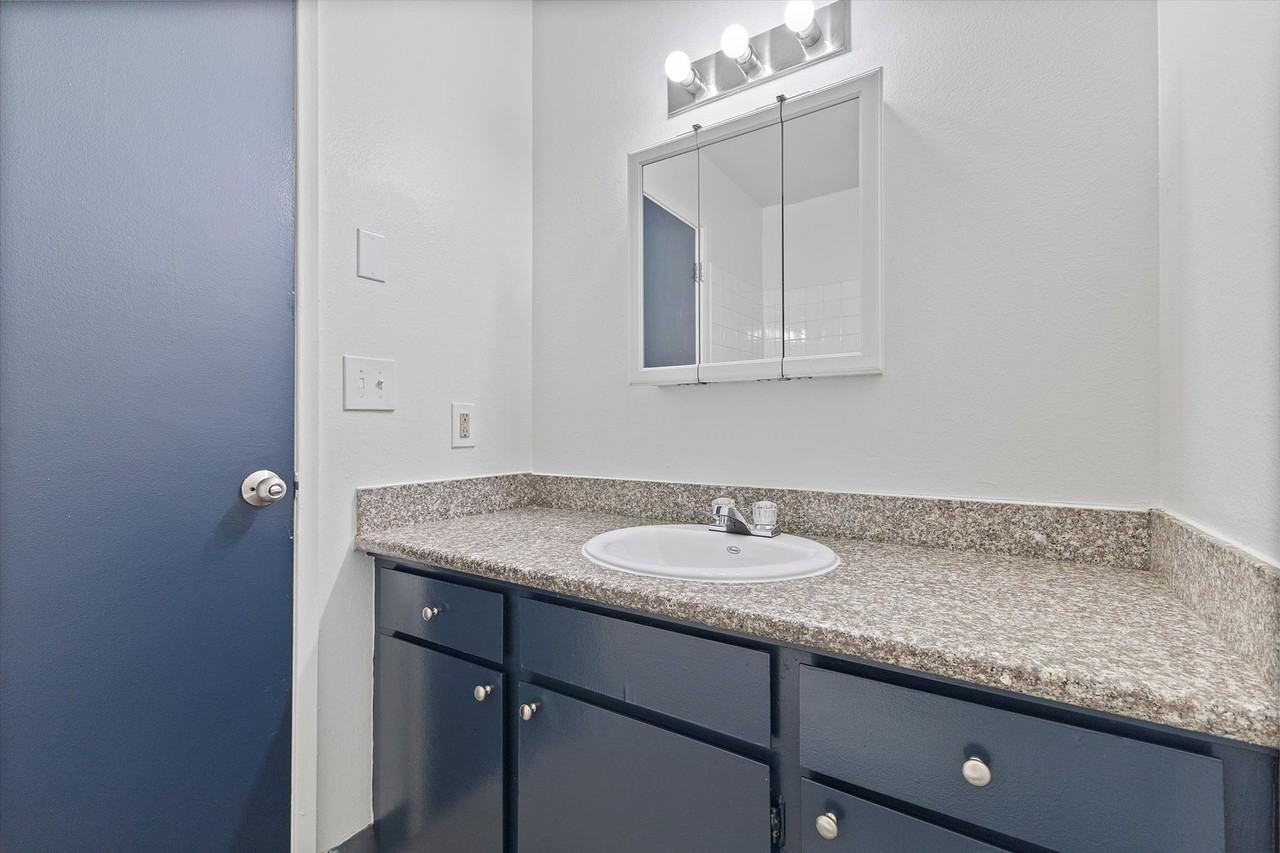 Alder Royal Apartments - Photo 5 of 34