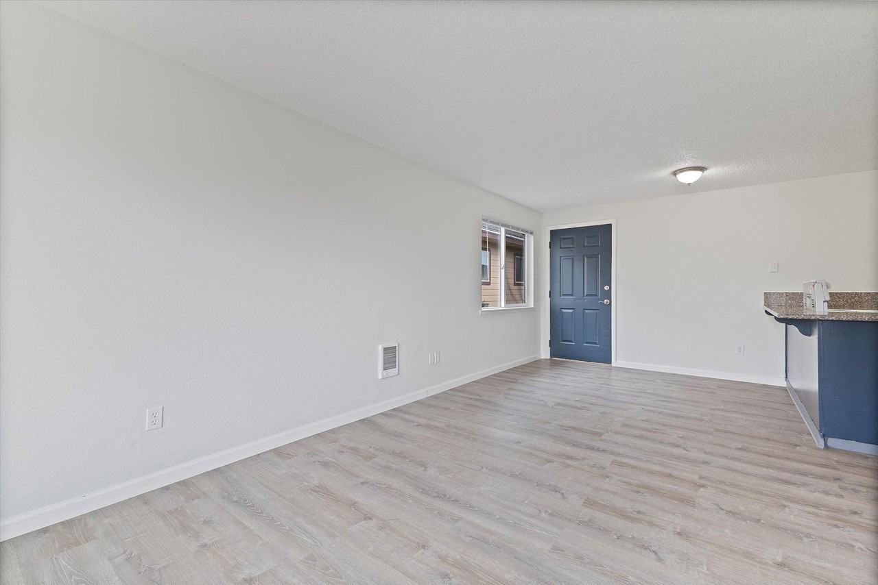 Anchor Apts - Photo 3 of 13