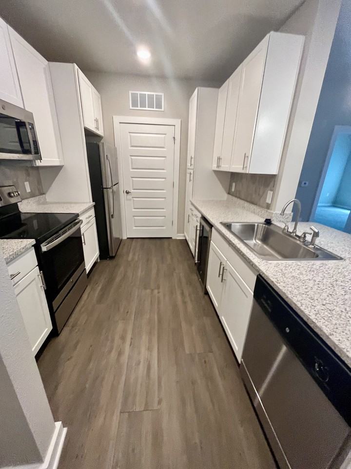 ShoreView Waterfront Apartments - Photo 2 of 17