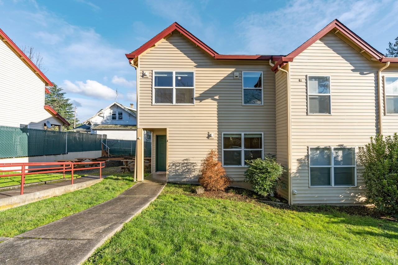 940 Nw 7th Ave #4 - Photo 3 of 50