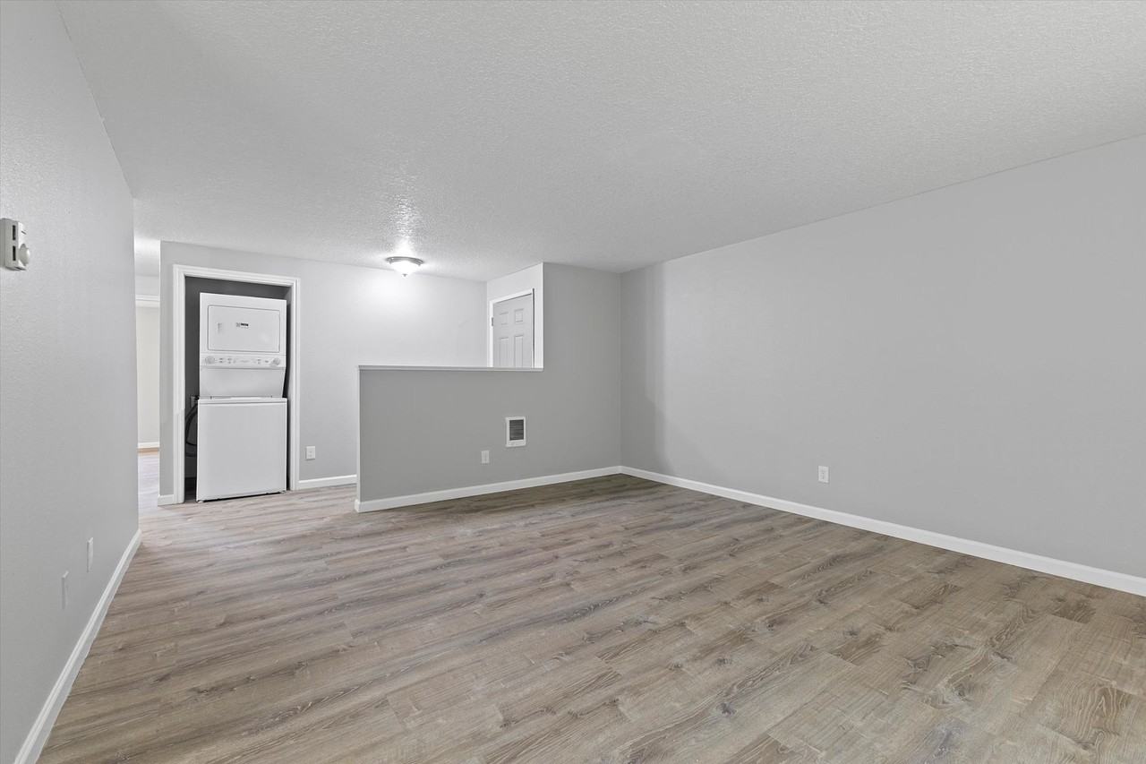 Del Ray Apartments - Photo 3 of 11