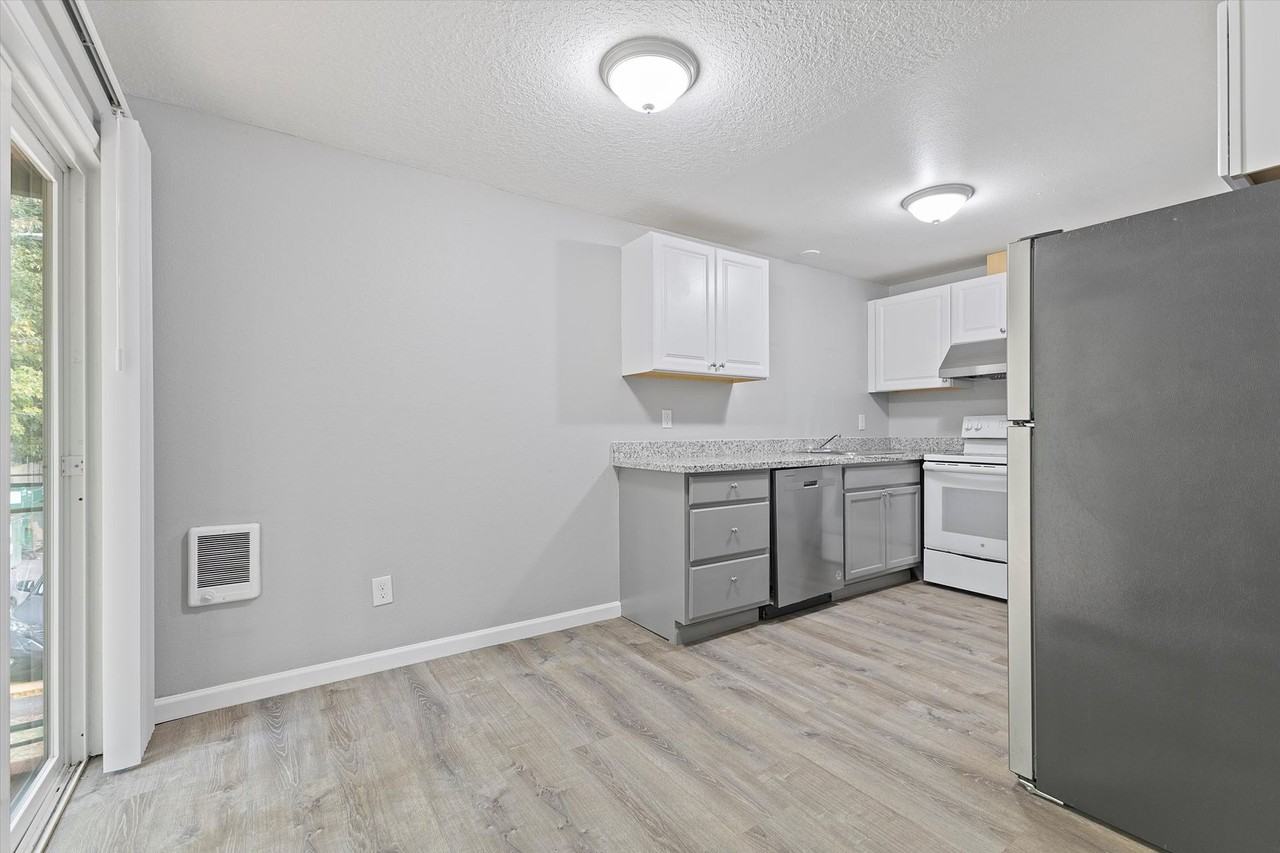 Del Ray Apartments - Photo 5 of 11