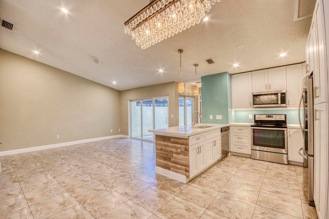 9109 Sw 21st St - Photo 4 of 16