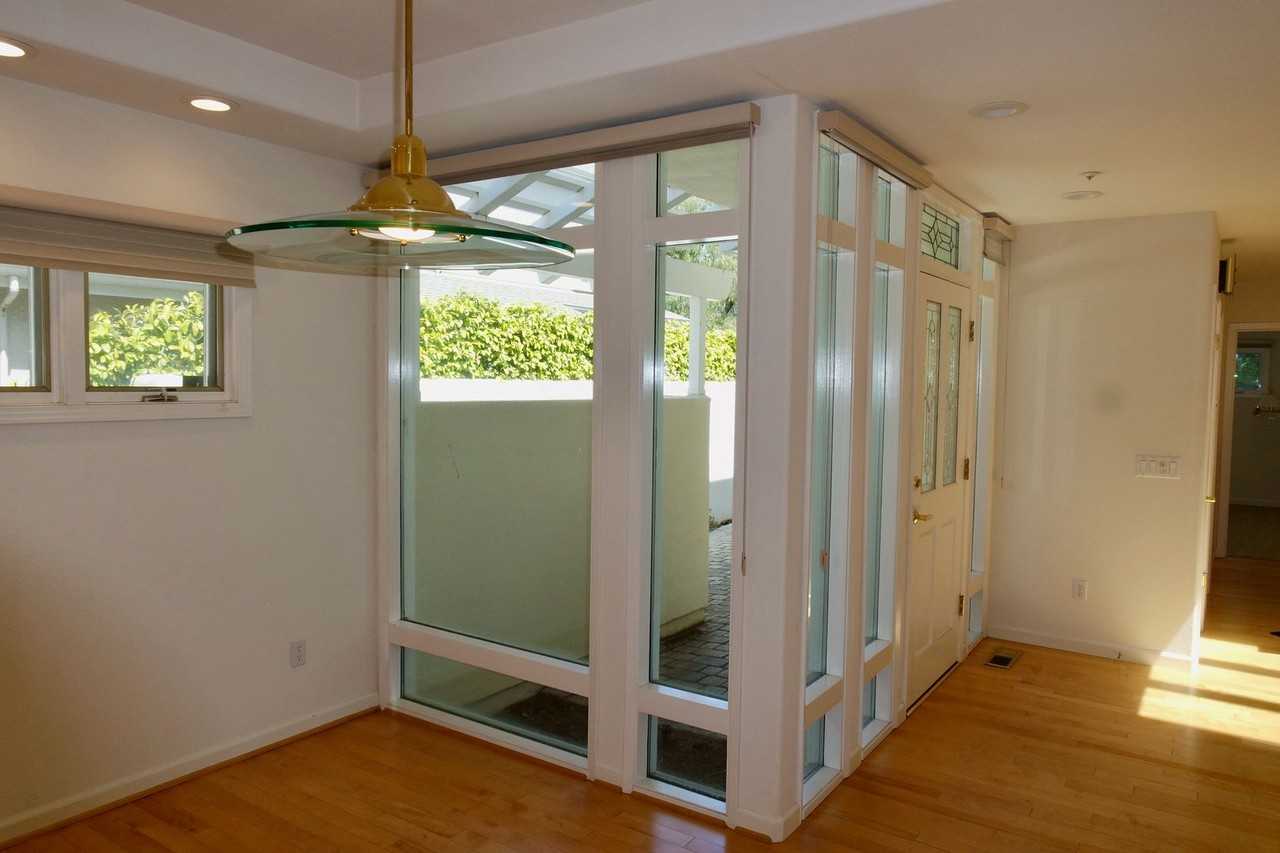 466 Tyndall St - Photo 5 of 48