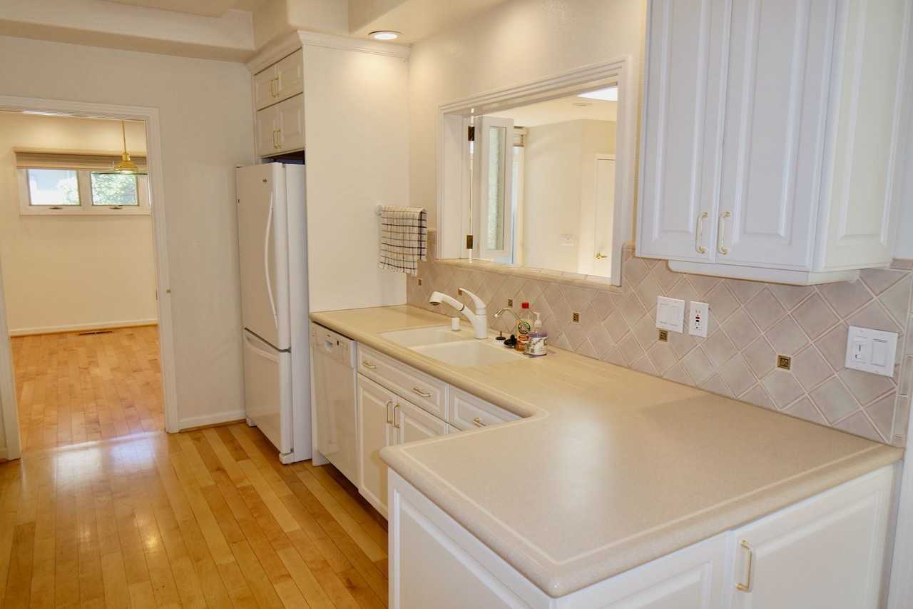 466 Tyndall St - Photo 7 of 48