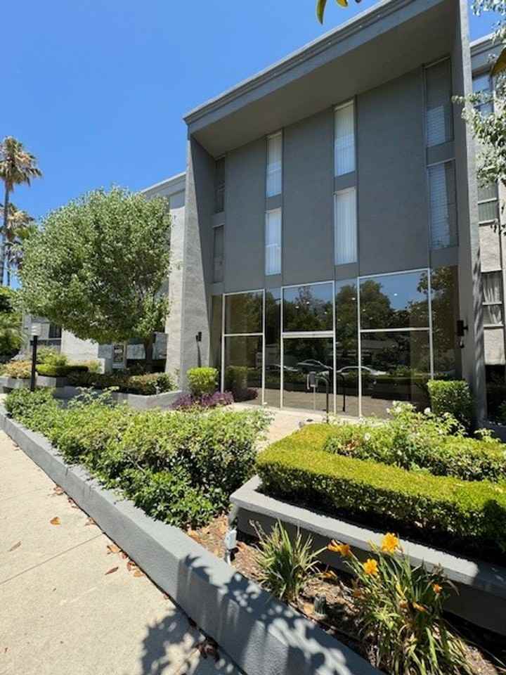 Encino Grand Manor - Photo 2 of 5