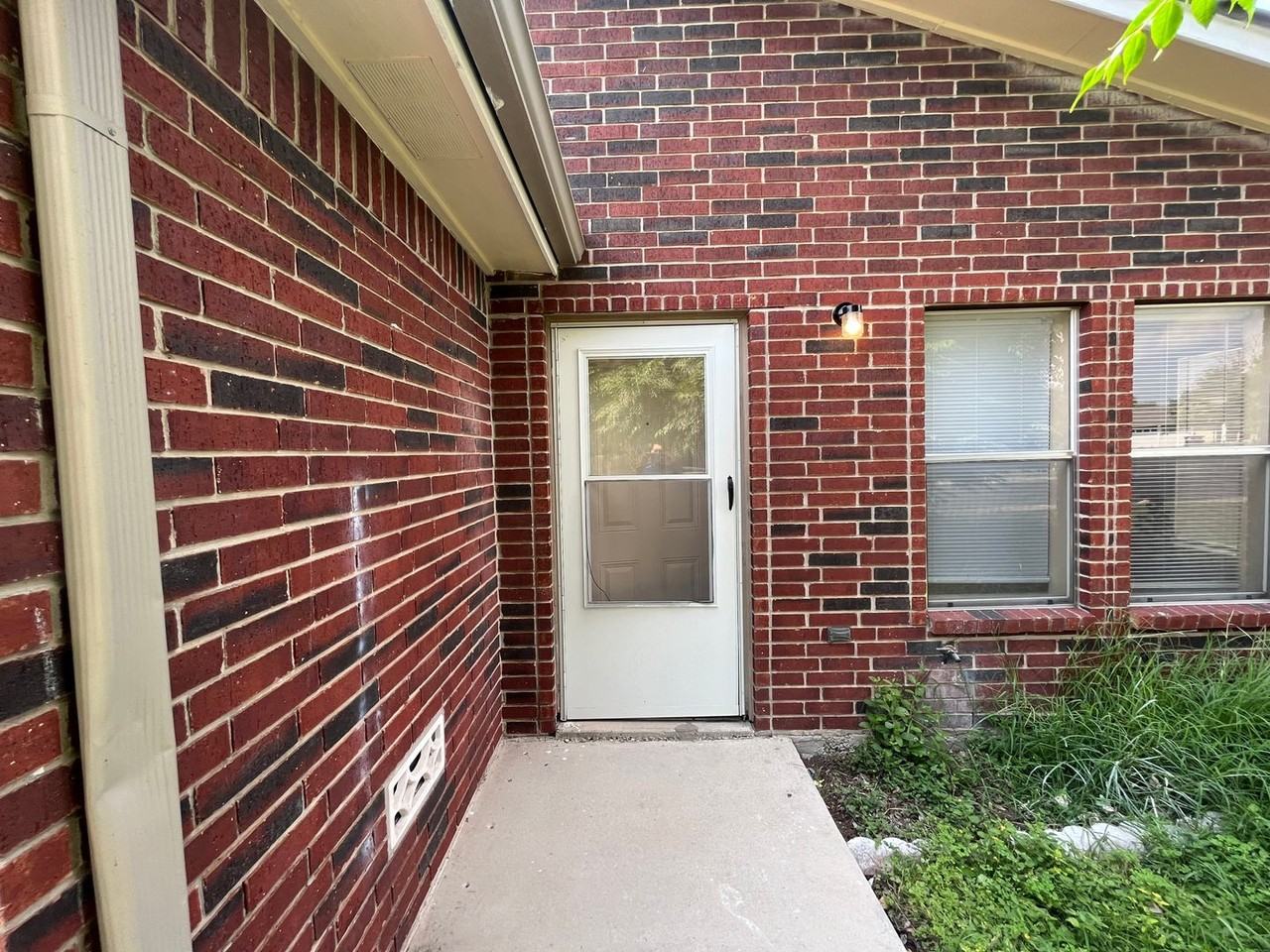 5619 Lakebend West Dr #B - Photo 3 of 28