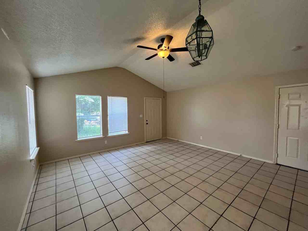 5619 Lakebend West Dr #B - Photo 4 of 28