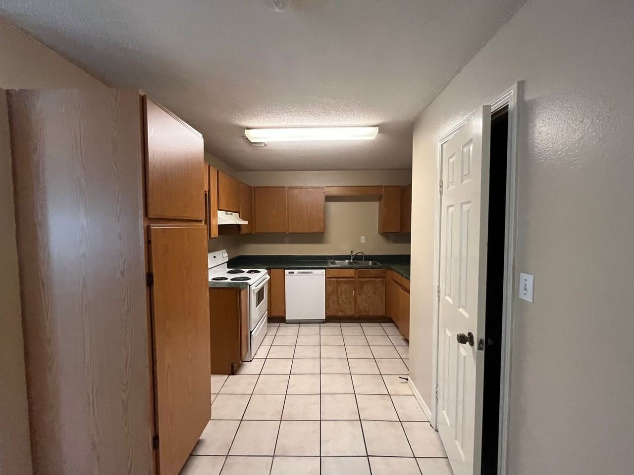 5619 Lakebend West Dr #B - Photo 7 of 28